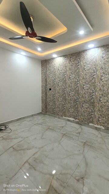 Room in 3 BHK Builder Floor at Govindpuri – for Rent