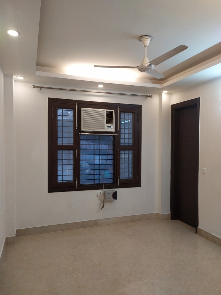 Bedroom, chittaranjan park 3 Bedroom 160 Sq.Yd. Builder Floor In Chittaranjan Park Delhi 9341376