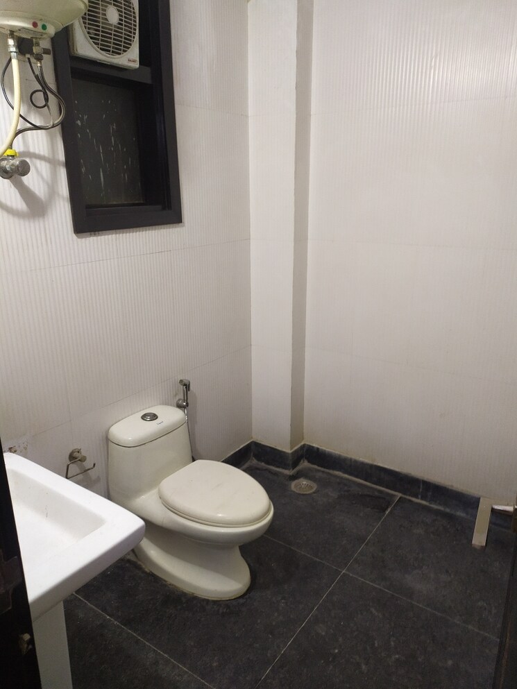 Bathroom, chittaranjan park 3 Bedroom 160 Sq.Yd. Builder Floor In Chittaranjan Park Delhi 9341376