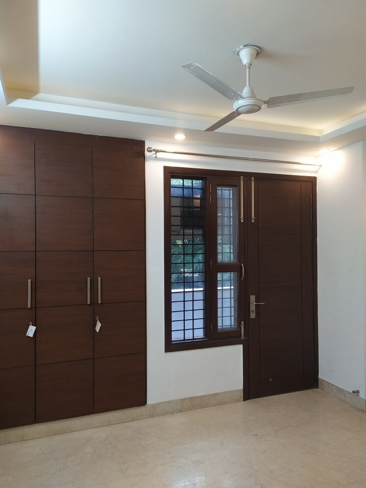 Master Bedroom, chittaranjan park 3 Bedroom 160 Sq.Yd. Builder Floor In Chittaranjan Park Delhi 9341376