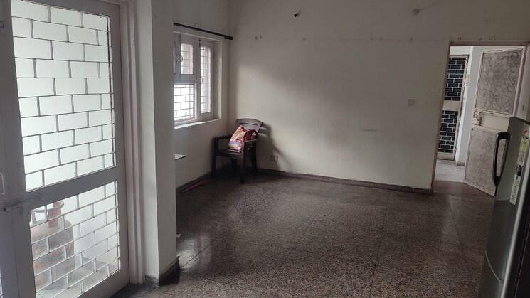 Room, mayur vihar 2.5 Bedroom 850 Sq.Ft. Builder Floor In Mayur Vihar Delhi 9341395