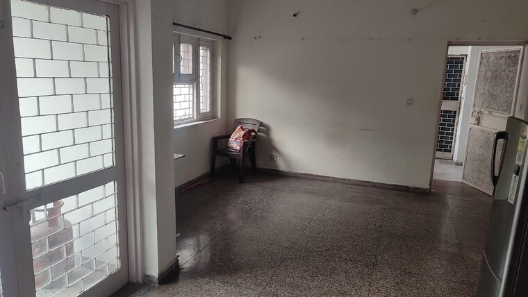 Room, mayur vihar 2.5 Bedroom 850 Sq.Ft. Builder Floor In Mayur Vihar Delhi 9341395