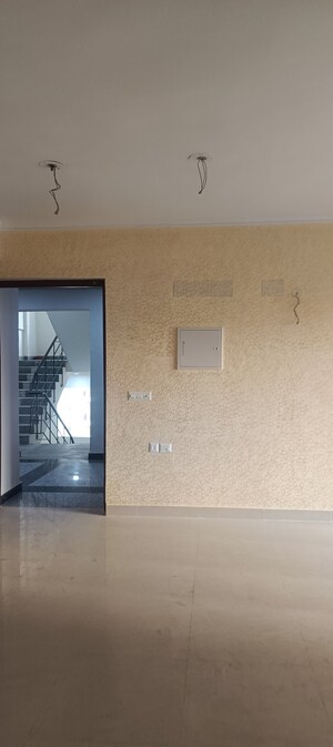 Room in 3 BHK Apartment at Amrapali Crystal Homes, Sector 76 – for Rent