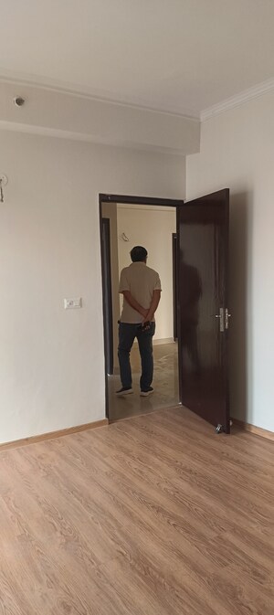 Room in 3 BHK Apartment at Amrapali Crystal Homes, Sector 76 – for Rent