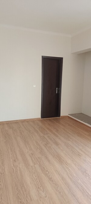 Room in 3 BHK Apartment at Amrapali Crystal Homes, Sector 76 – for Rent