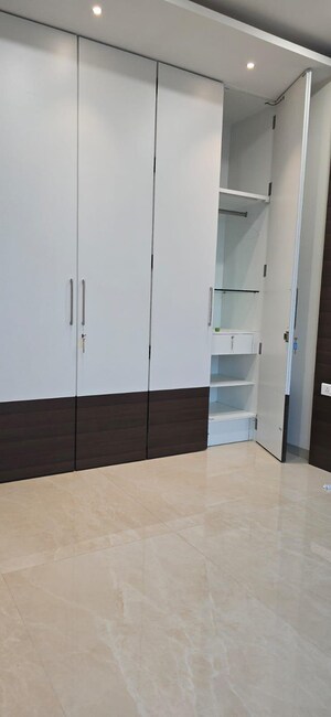 Room in 3 BHK Apartment at Indiabulls Blu, Worli – for Rent