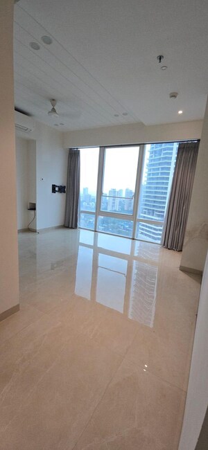 Room in 3 BHK Apartment at Indiabulls Blu, Worli – for Rent