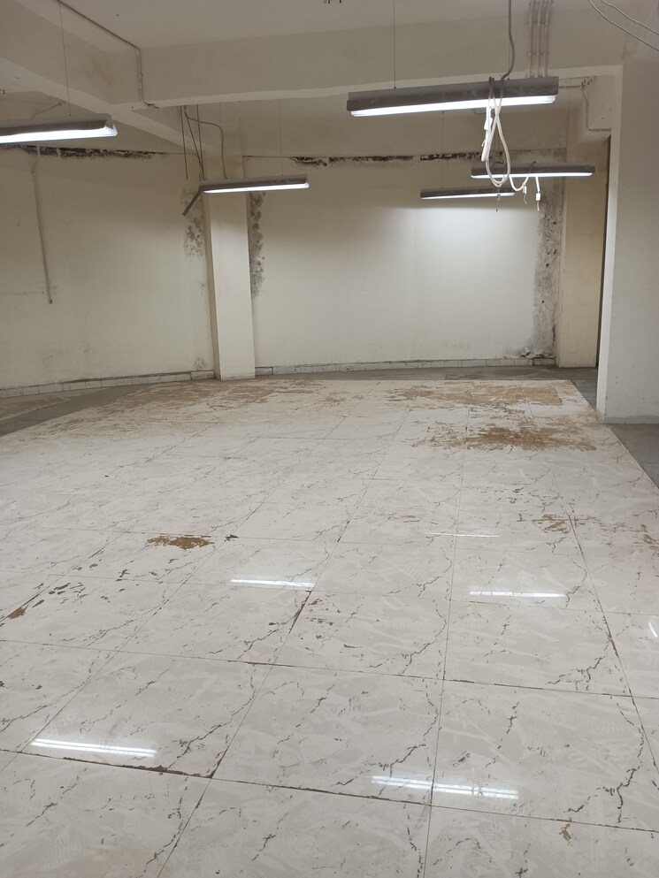 Room, shanti-shopping-center Commercial Office Space 4500 Sq.Ft. In Mira Road East Thane 9341523