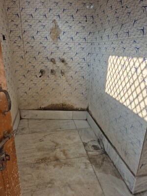 Bathroom in 1.5 BHK Builder Floor at Mayur Vihar – for Rent