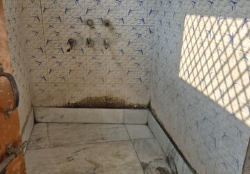 Bathroom in 1.5 BHK Builder Floor at Mayur Vihar – for Rent