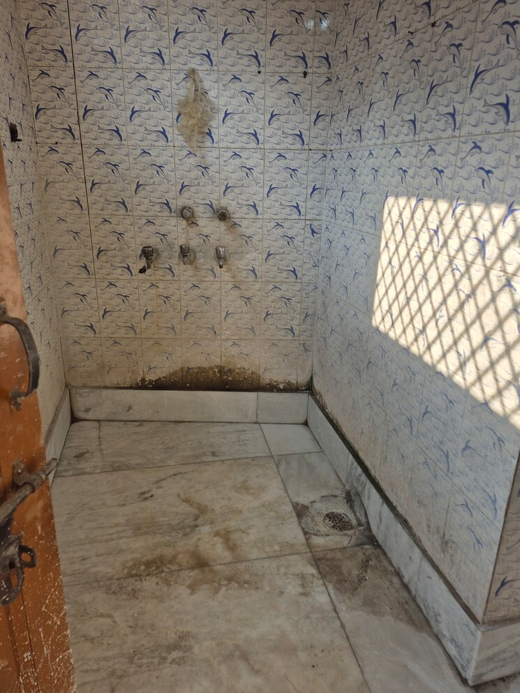 Bathroom, mayur vihar 1.5 Bedroom 450 Sq.Ft. Builder Floor In Mayur Vihar Delhi 9341525