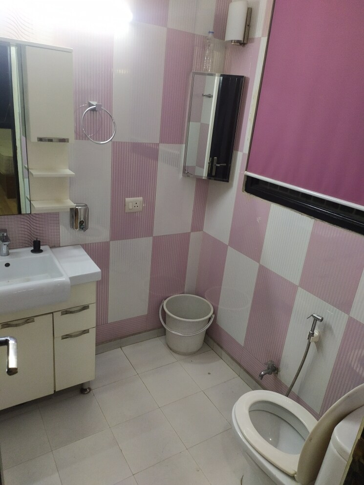Attached Bathroom, nehru enclave 3 Bedroom 1800 Sq.Ft. Builder Floor In Nehru Enclave Delhi 9341579