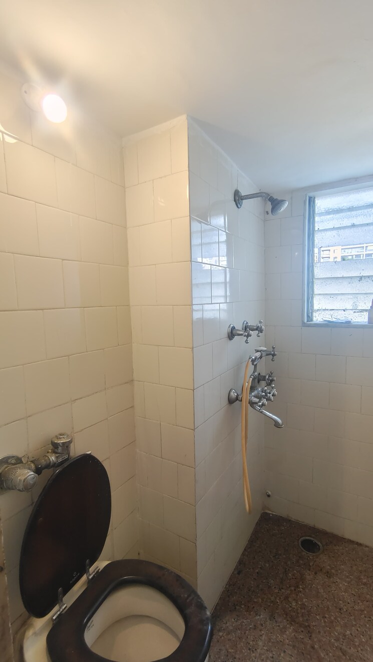 Bathroom, juhu-chandan-chs 2 Bedroom 800 Sq.Ft. Apartment In Vile Parle West Mumbai 9341589