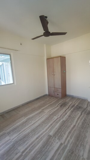 Room in 2 BHK Apartment at Juhu Chandan CHS, Vile Parle West – for Rent