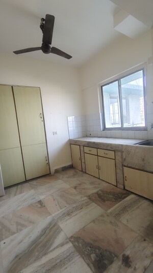 Room in 2 BHK Apartment at Juhu Chandan CHS, Vile Parle West – for Rent