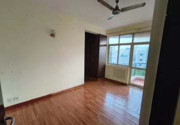Room in 3 BHK Apartment at Omaxe Heights II, Gomti Nagar – for Rent
