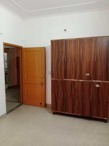 Room in 2.5 BHK Builder Floor at Sector 25 – for Rent