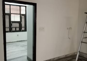 Room in 2 BHK Builder Floor at Sector 25 – for Rent
