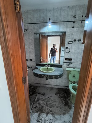 Gym in 3 BHK Builder Floor at Malviya Nagar – for Sale