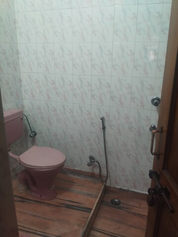 Bathroom in 2.5 BHK Independent House at Gomti Nagar – for Rent