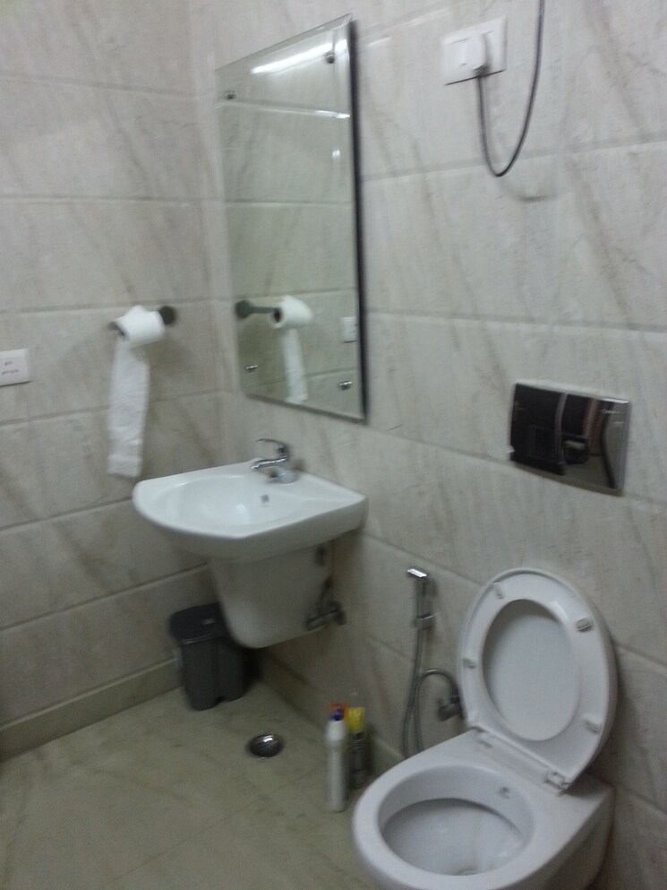 Bathroom, green park 2 Bedroom 200 Sq.Yd. Builder Floor In Green Park Delhi 9341730