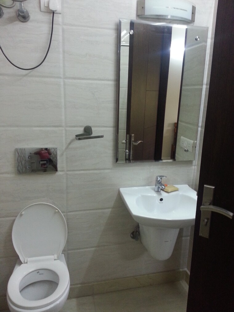 Bathroom, green park 2 Bedroom 200 Sq.Yd. Builder Floor In Green Park Delhi 9341730
