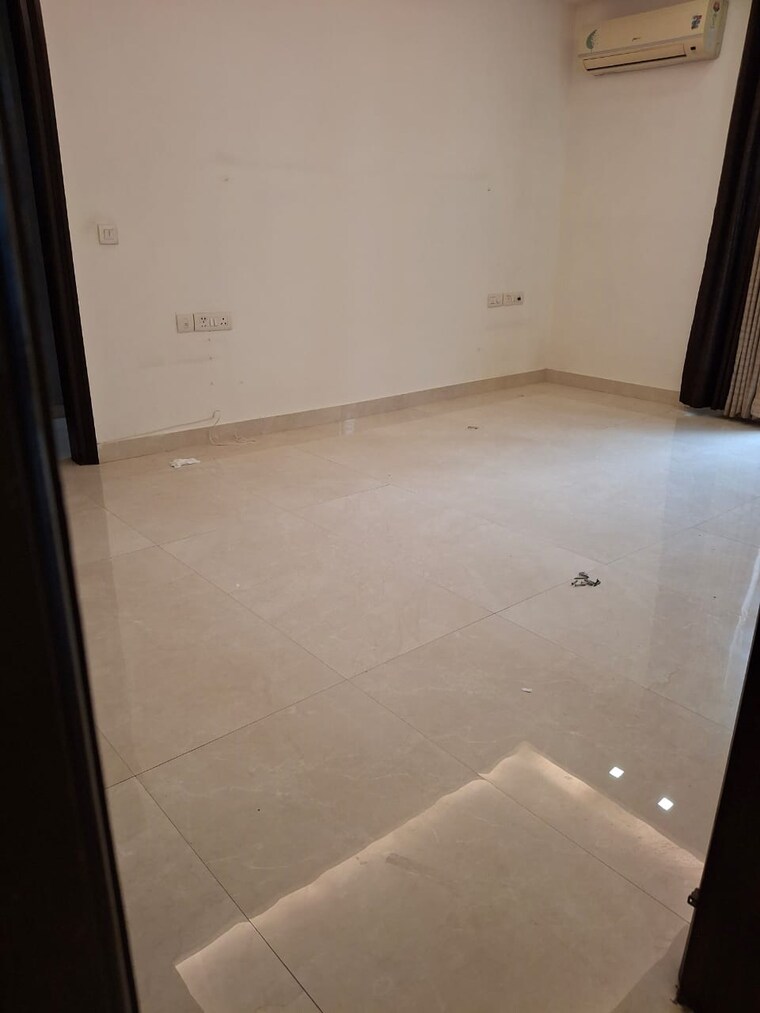 Room, green park 4 Bedroom 300 Sq.Yd. Builder Floor In Green Park Delhi 9341732