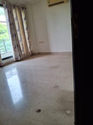 Room in 4 BHK Builder Floor at Green Park – for Rent