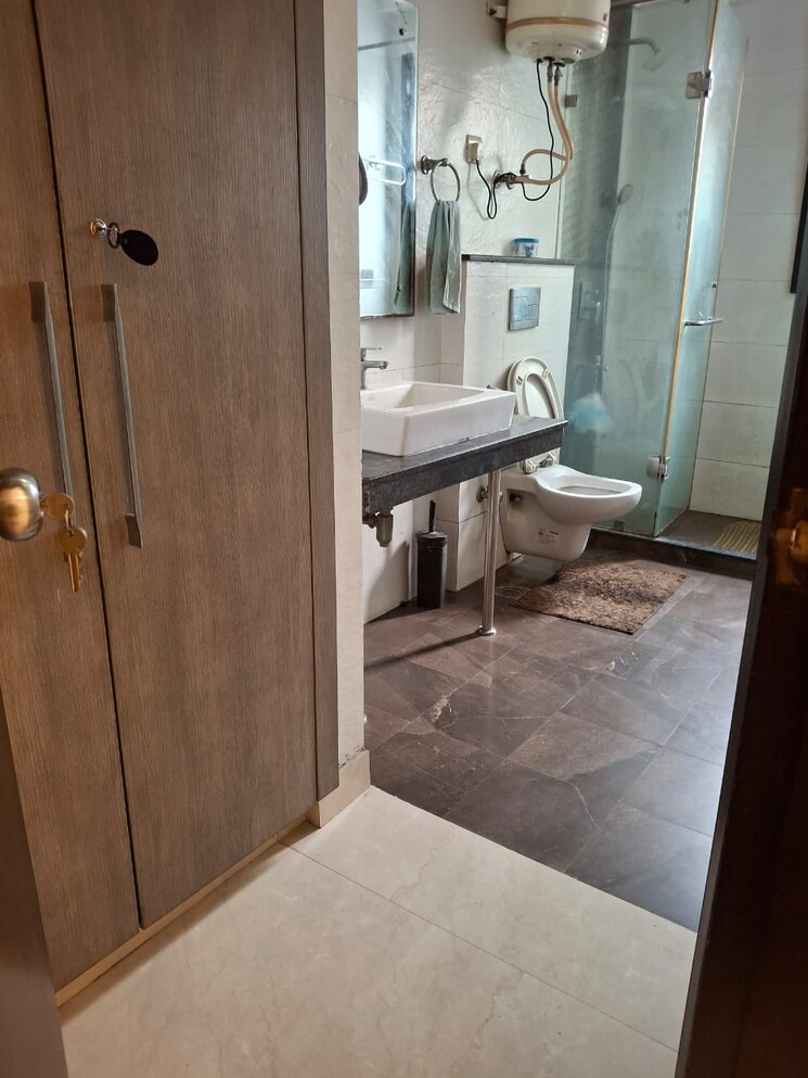 Bathroom, green park 4 Bedroom 300 Sq.Yd. Builder Floor In Green Park Delhi 9341732