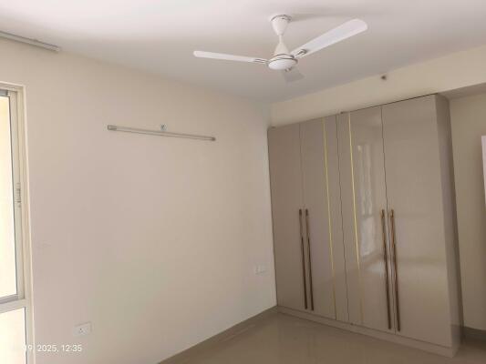2.5 BHK + Servant Room Apartment For Rent in DLF New Town Heights Town Houses