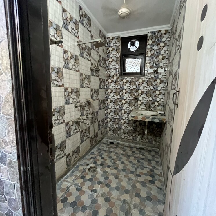 Bathroom, malviya nagar 2.5 Bedroom 900 Sq.Ft. Builder Floor In Malviya Nagar Delhi 9341755