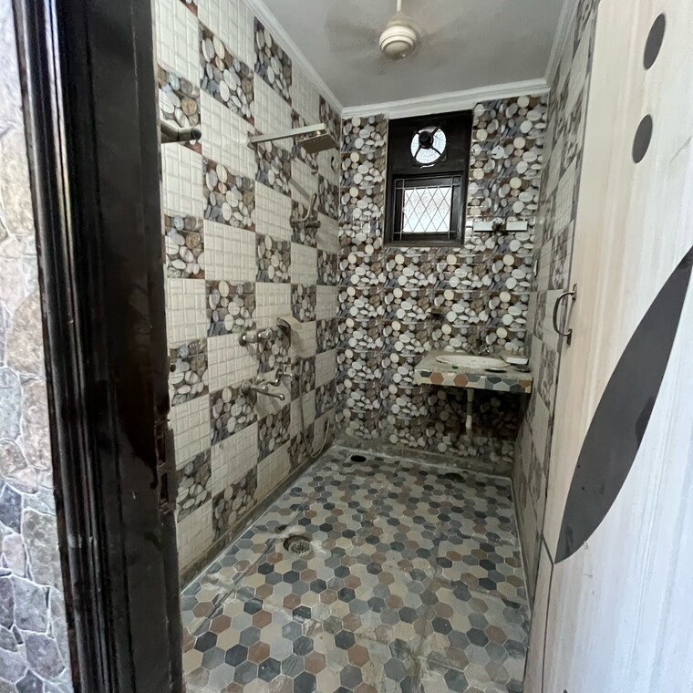 Bathroom, malviya nagar 2.5 Bedroom 900 Sq.Ft. Builder Floor In Malviya Nagar Delhi 9341755