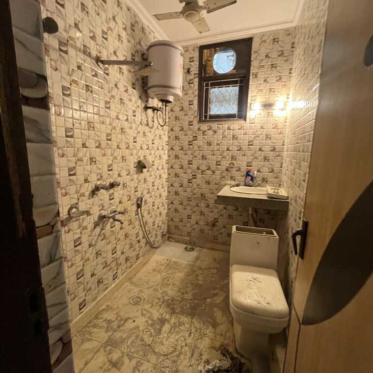 Bathroom, malviya nagar 2.5 Bedroom 900 Sq.Ft. Builder Floor In Malviya Nagar Delhi 9341755