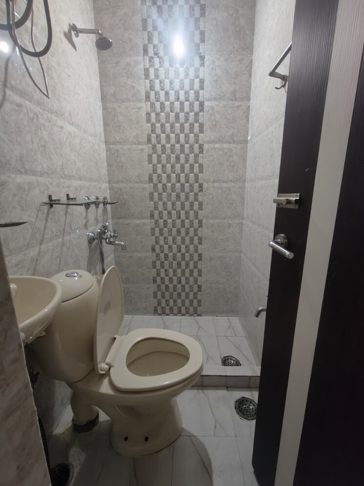 Bathroom, shivalik colony 3 Bedroom 200 Sq.Yd. Builder Floor In Shivalik Colony Delhi 9341775