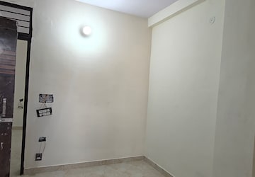 Room in 1 BHK Builder Floor at Mayur Vihar Phase 1 – for Rent