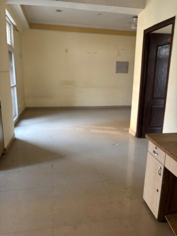 Room in 3 BHK Apartment at Amrapali Princely Estate, Sector 76 – for Rent