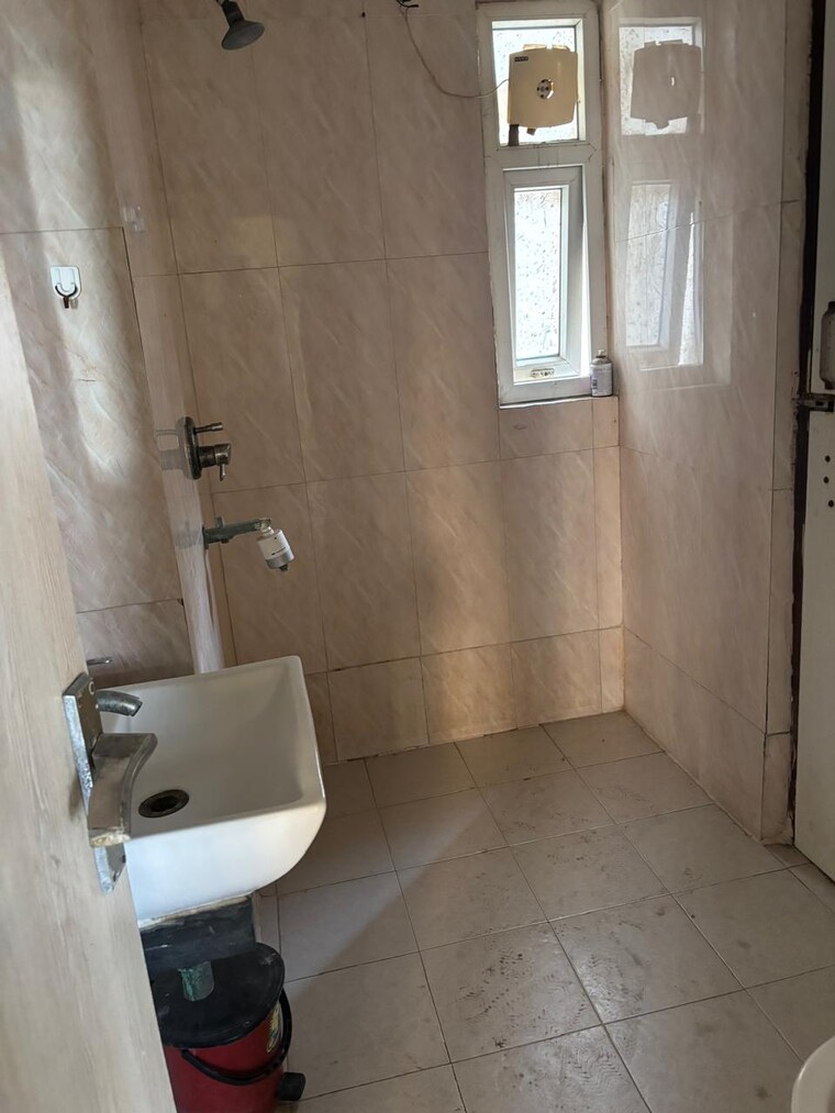 Bathroom, amrapali-princely-estate 3 Bedroom 1540 Sq.Ft. Apartment In Sector 76 Noida 9341806
