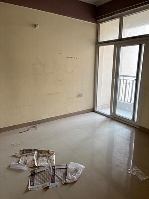 Room in 3 BHK Apartment at Amrapali Princely Estate, Sector 76 – for Rent