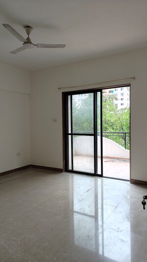 Room in 2 BHK Apartment at Magarpatta Jasminium, Hadapsar – for Sale