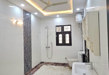 Building Lobby in 3 BHK Builder Floor at Ansal Sushant Apartments, Sushant Lok I – for Rent