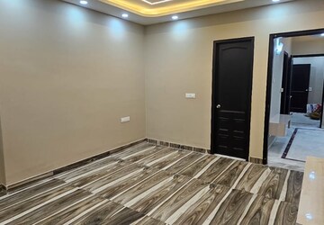 Room in 3 BHK Builder Floor at Ansal Sushant Apartments, Sushant Lok I – for Rent