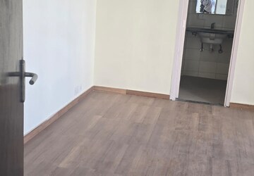 Room in 3.5 BHK Apartment at BPTP Discovery Park, Sector 80 – for Rent