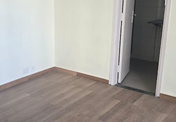 Room in 3.5 BHK Apartment at BPTP Discovery Park, Sector 80 – for Rent
