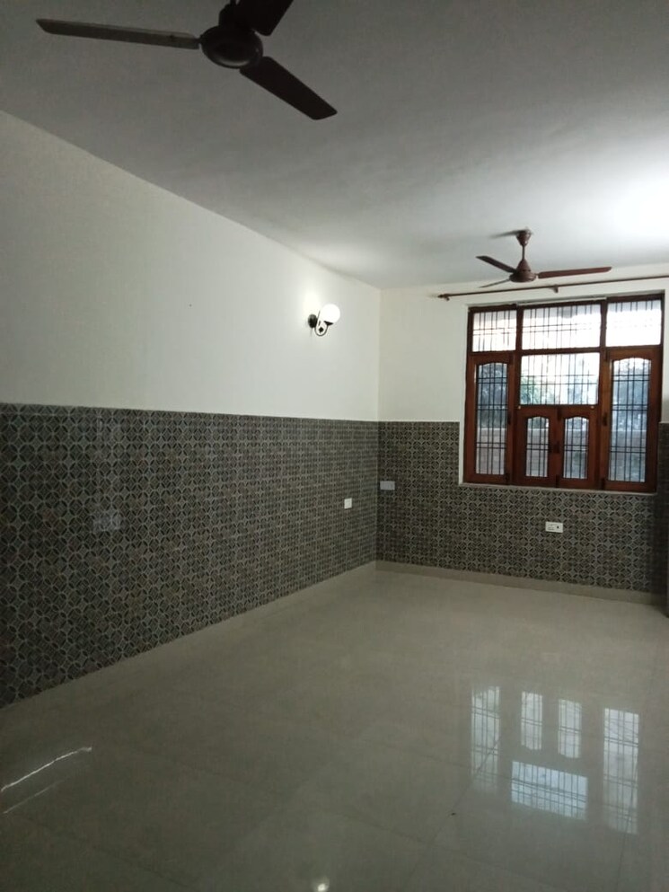 Room, sector 15 1 RK 500 Sq.Ft. Independent House In Sector 15 Faridabad 9342152