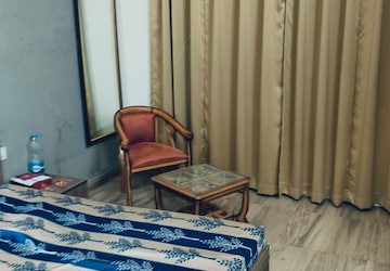 Bedroom in 1 BHK Apartment at Paramount Golfforeste, Zeta I Greater Noida – for Rent