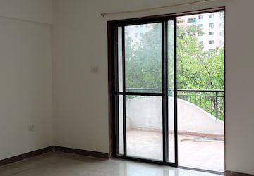 Room in 2 BHK Apartment at Magarpatta Jasminium, Hadapsar – for Rent