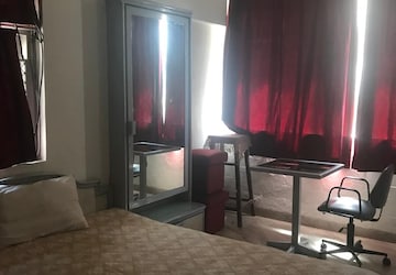1 BHK Apartment For Rent in Poornima Apartments, Colaba