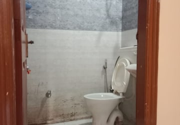 Master Bedroom in 2 BHK Builder Floor at Saket Enclave Ghaziabad, Rajendra Nagar – for Rent