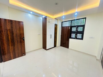 Room in 3 BHK Builder Floor at Dwarka Mor – for Rent