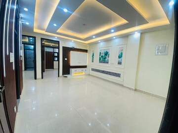 Room in 3 BHK Builder Floor at Dwarka Mor – for Rent